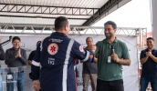 O prefeito Caio Cunha conduziu o ato e apresentou os veículos zero quilômetro (Divulgação/PMMC)