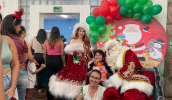 O Papai Noel fez a festa das crianças e suas famílias, como João Elias de Miranda e sua mãe, Márcia Miranda. (Divulgação/PMMC)