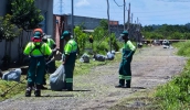Serviços de roçada e raspagem continuarão sendo realizados sob a forma de força-tarefa em seis bairros do município ao longo desta semana (Divulgação/ PMMC)