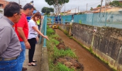 Prefeita Mara Bertaiolli acompanhou os trabalhos de limpeza do Córrego dos Corvos, ao lado do secretário municipal de Serviços Urbanos, Joaz Batista (de vermelho) (Divulgação/PMMC)