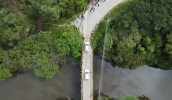 Nova ponte substituirá a atual (foto) e será adequada às dimensões da Estrada da Volta Fria, com pista dupla e estrutura de concreto (Divulgação/PMMC)