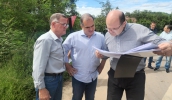 Sérgio Codelo observa o projeto da nova ponte e da nova rotatória, ao lado de Téo Cusatis e Nilmar Ferreira, na região da Volta Fria (Divulgação/PMMC)