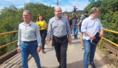 Nilmar Ferreira, Sérgio Codelo e Téo Cusatis estiveram na Estrada da Volta Fria e percorreram a atual ponte, que será substituída (Divulgação/PMMC)