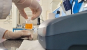 Água distribuída em Mogi das Cruzes passa diariamente por rigorosos testes de qualidade antes de chegar às torneiras (Foto: Julio Nogueira/Semae)