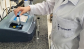 Água distribuída em Mogi das Cruzes passa diariamente por rigorosos testes de qualidade antes de chegar às torneiras (Foto: Julio Nogueira/Semae)