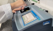 Água distribuída em Mogi das Cruzes passa diariamente por rigorosos testes de qualidade antes de chegar às torneiras (Foto: Julio Nogueira/Semae)