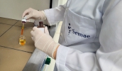 Água distribuída em Mogi das Cruzes passa diariamente por rigorosos testes de qualidade antes de chegar às torneiras (Foto: Julio Nogueira/Semae)