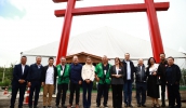 Prefeita Mara Bertaiolli e o vice-prefeito Téo Cusatis, ao lado de demais autoridades, em frente ao torii de entrada do Akimatsuri - (Divulgação - PMMC)
