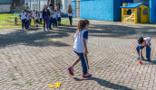 As turmas do 1º e 2º ano participaram de um jogo da velha gigante, em que precisavam correr para marcar a cor da equipe e formar sequências. (Divulgação/PMMC)