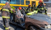 Simulado de Emergência ocorreu na praça Veteranos de Guerra, em Jundiapeba, e representou um acidente envolvendo um ônibus escolar, um automóvel e um ciclista (Divulgação/PMMC)