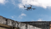 Vice-prefeito Téo Cusatis, a secretária municipal de Saúde e Bem-Estar, Rebeca Barufi, técnicos e autoridades acompanharam o início da operação e drones