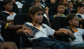 A iniciativa mobiliza crianças de diversas escolas municipais e oferece sessões em espaços da cidade. (Divulgação/PMMC)