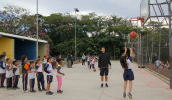 O basquete foi uma das oficinas oferecidas aos estudantes. (Divulgação/PMMC)