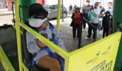 Durante a ação, os participantes utilizam um óculos de realidade virtual em que o motorista de um veículo está usando um celular enquanto dirige (Divulgação/PMMC)