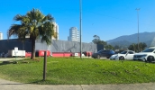 Área verde em frente ao Ginásio Municipal de Esportes Professor Hugo Ramos está disponível para doação por meio do programa Adote Uma Praça (Divulgação/ PMMC)