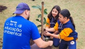 Estudantes foram organizados em duplas para plantio de mudas de diversas árvores nativas da Mata Atlântica (Foto: Julio Nogueira/Semae)