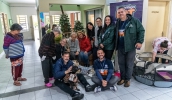 Equipe técnica do Nubea levou animais à entidade e proporcionou momentos de alegria e interação com os idosos residentes (Divulgação/PMMC)
