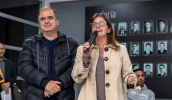 Prefeita Mara Bertaiolli e o vice Téo Cusatis parabenizaram os mogianos e mogianas que receberam os títulos de propriedade (Divulgação/PMMC)