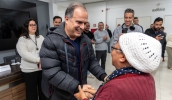 Vice-prefeito Téo Cusatis cumprimenta mogiana que recebeu seu título de propriedade no evento realizado quinta-feira (12/6), na Prefeitura (Divulgação/PMMC)