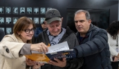 Mara Bertaiolli e Téo Cusatis entregam título de propriedade a cidadão mogiano contemplado: alegria estampada no rosto (Divulgação/PMMC)
