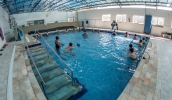 Aulas de hidroginástica foram retomadas na piscina do Pró-Hiper, que recebeu serviços de manutenção e recuperação do sistema de aquecimento da água (Divulgação/PMMC)