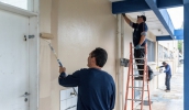 Funcionários trabalham na pintura, como parte dos serviços de zeladoria realizados em toda a região do Jardim Santos Dumont (Divulgação/PMMC)