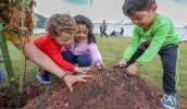 Ação de educação ambiental realizada nesta sexta-feira (27/6) possibilitou o contato das crianças com a terra, o que mobiliza e alegra os alunos (Divulgação/PMMC)