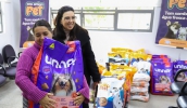 Secretária Patricia Cesare participou da doação de ração e destacou o alcance da medida, que beneficia protetores de vários bairros de Mogi das Cruzes (Divulgação/PMMC)