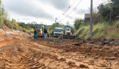 Serviços estão sendo executados nas principais vias rurais da cidade, para garantir estabilidade de solo e boas condições de tráfego (Divulgação/PMMC)