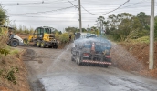 Trabalho já beneficiou um trecho de quase 2 quilômetros até o momento, com 401 toneladas de material aplicado e 36 viagens de material (Divulgação/PMMC)