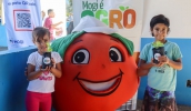 A ação educativa foi reforçada pela presença do mascote Caquito, símbolo da fruta típica da cidade