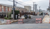 Via que liga a rua Lara à avenida Henrique Eroles e era de paralelepípedo, além de íngreme, agora recebe capa asfáltica, para dar mais segurança ao tráfego local (Divulgação/ PMMC)