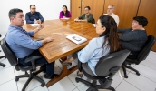 Secretária Patricia Cesare conversou com o diretor da Cetesb, ao lado de técnicos da pasta que atuam na equipe de Licenciamento Ambiental (Divulgação/PMMC)