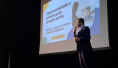 Lucas Martins, graduado em Filosofia, Pedagogia e Letras/Libras falou sobre “Compreendendo a presença do aluno surdo: História, Cultura e Práticas Pedagógicas”. (Divulgação/PMMC)