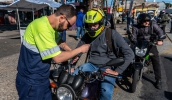 Ação realizada na praça Francisco Ribeiro Nogueira levou orientações para os motociclistas, além da instalação de antenas para ampliar a segurança (Divulgação/PMMC)
