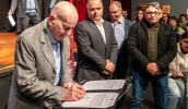 Autorização para a duplicação da avenida Pedro Romero foi assinada nesta quinta-feira, pela prefeita Mara Bertaiolli e o empresário Henrique Borenstein (Divulgação/PMMC)