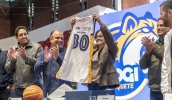 Prefeita Mara Bertaiolli recebeu a nova camiseta oficial do Mogi Basquete, com o número em homenagem aos 30 anos da equipe, que foi formada pela primeira vez em 1995 (Divulgação/PMMC)