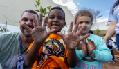 Crianças tiveram contato com a terra durante o plantio de mudas realizado nesta sexta-feira (8/8), em creche no bairro da Vila Suíssa (Divulgação/PMMC)