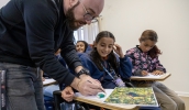 Os estudantes também desenharam as aves que foram observadas, reproduzindo suas cores com o auxílio de um funcionário da Secretaria de Educação (Divulgação/PMMC)