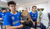 Atletas mostram os troféus conquistados pelo basquete mogiano: categorias de base recebem todo o apoio da Administração Municipal (Divulgação/PMMC)