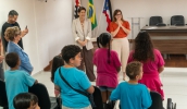 Crianças atendidas pela ABECAR e pelo projeto Fazendo a Difenreça foram recebidas nesta sexta-feira pela prefeita Mara Bertaiolli (Divulgação/PMMC)