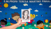 A história da patrona, a professora Teresa Martins Pinhal, foi um dos principais temas abordados nas comemorações pelos 30 anos da escola. (Divulgação/PMMC)