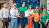 A assinatura da reforma da unidade celebrou os 30 anos da escola. Além do novo telhado, a escola receberá pintura e revisão da parte hidráulica e das instalações elétricas, entre outros serviços. . . .