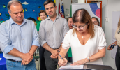 A prefeita Mara Bertaiolli assinou a ordem de serviço para a reforma, esperada há 10 anos pela comunidade escolar. O vice-prefeito Téo Cusatis destacou a importância da reforma para a escola. (Di . . .