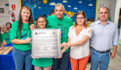 A homenagem para o presente da escola foi recebida pela professora Andrea Aparecida Viana e pela colaboradora da Demax, Samara Pereira Santana. Ex-diretoras e professoras aposentadas também foram homenageadas . . .