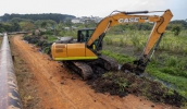 As obras de manutenção acontecem em aproximadamente 1,8 km de valetas às margens do Rio Jundiaí, na área do Conjunto Santo Ângelo