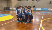 A EM Prof. Sérgio Hugo Pinheiro (Jardim Nove de Julho) vai disputar o terceiro lugar contra o CEMPRE Prof. José Limongi Sobrinho (Botujuru) no futsal masculino. (Divulgação/PMMC)