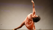 Natália Favorino, servidora da EM Profª Etelvina Cáfaro Salustiano, apresentou a coreografia "Me Sinto em Casa". (Divulgação/PMMC)