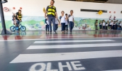 No espaço de aula prática, há elementos que simulam o trânsito de uma cidade real, com faixa de pedestres e semáforo (Divulgação/PMMC)