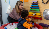 A sala atende alunos da rede municipal de ensino, público-alvo da Educação Especial, com idade entre 2 e 4 anos. (Divulgação/PMMC)